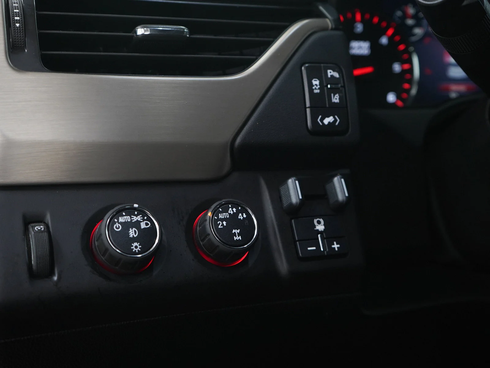 Used 2015 White GMC Denali image 29