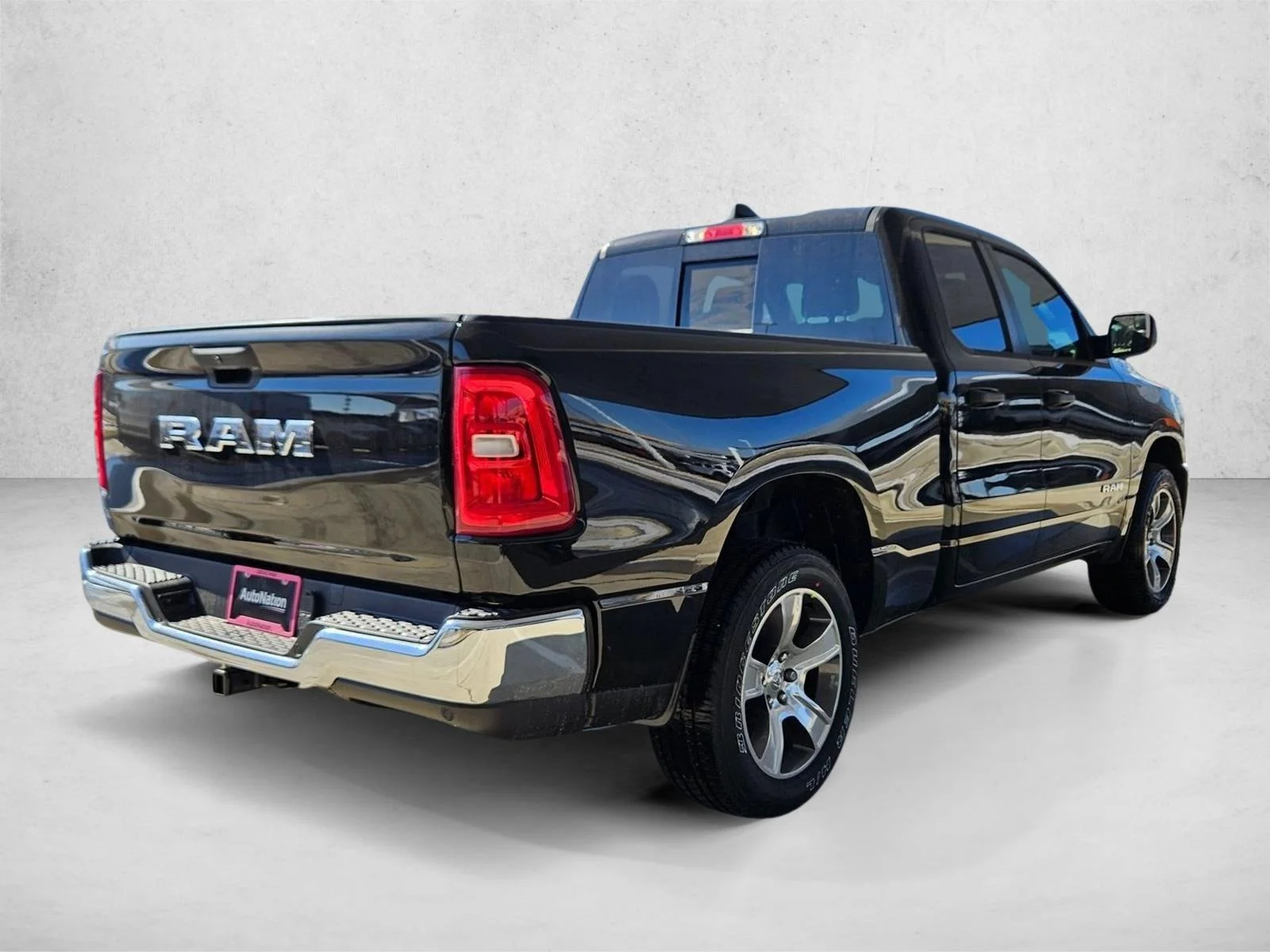 New 2026 Diamond Black Crystal Pearl-Coat Exterior Paint RAM Tradesman image 2