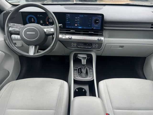 Used 2025 White Hyundai SEL image 17