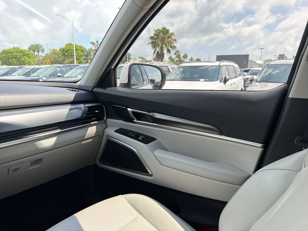 Used 2024 White Kia S image 11