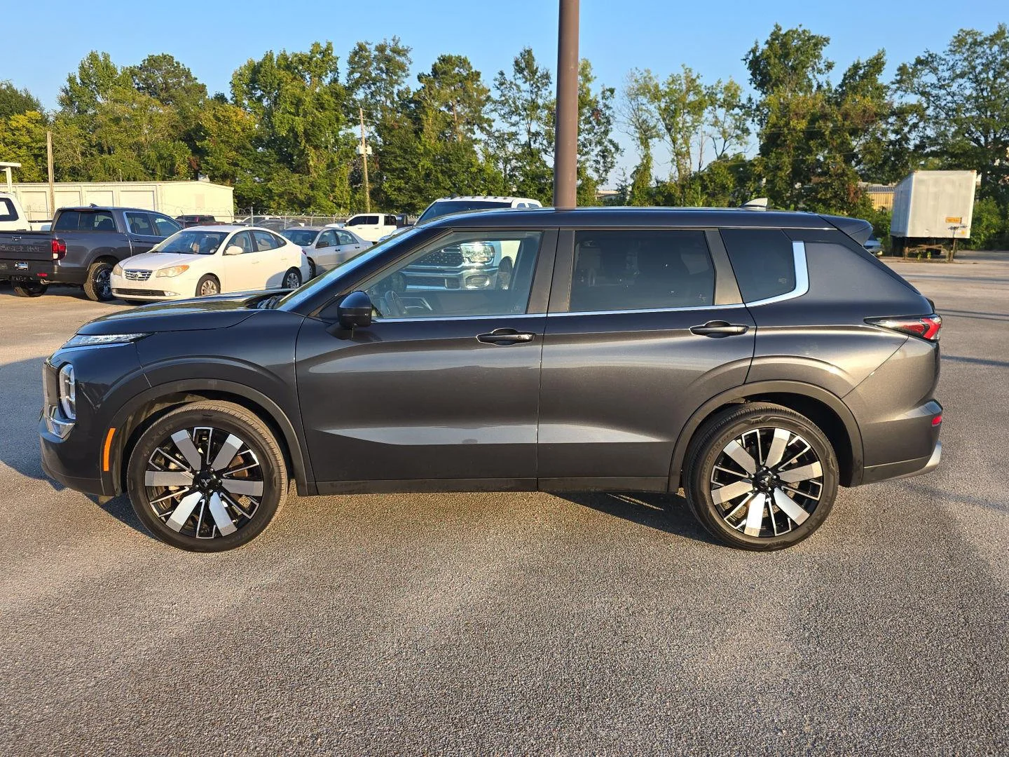 Used 2025  Mitsubishi SE image 8