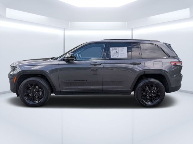 Used 2024 Gray Jeep Altitude image 6