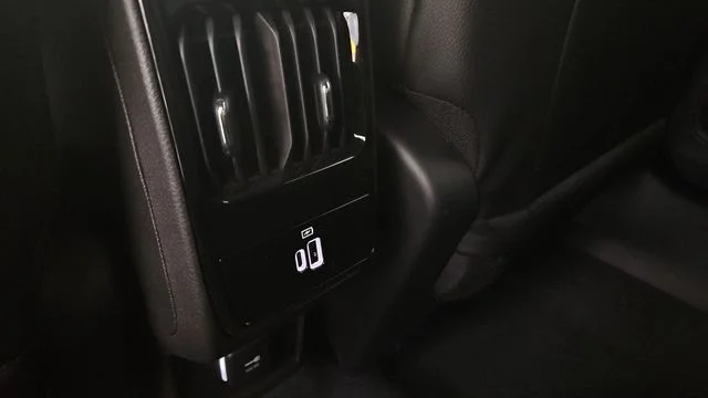New 2026 Diamond Black Crystal Pearl-Coat Exterior Paint Jeep Latitude image 11