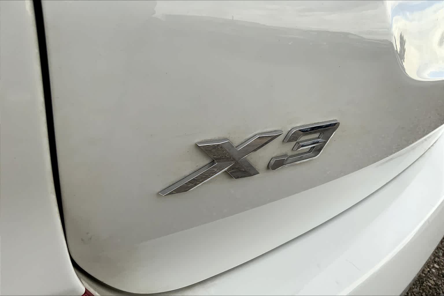 Used 2021 Alpine White BMW xDrive30e image 30