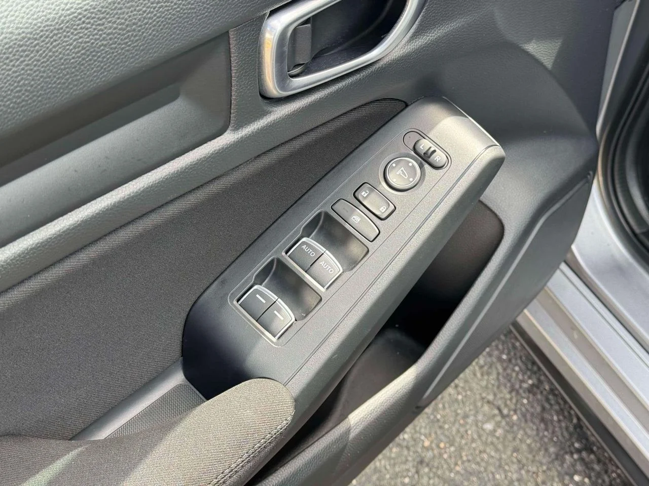 Used 2023 Lunar Silver Metallic Honda LX image 19