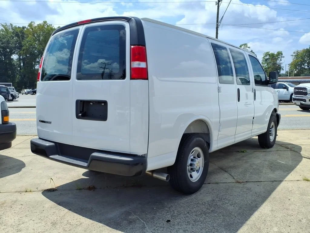 New 2025 Summit White Chevrolet WT image 29