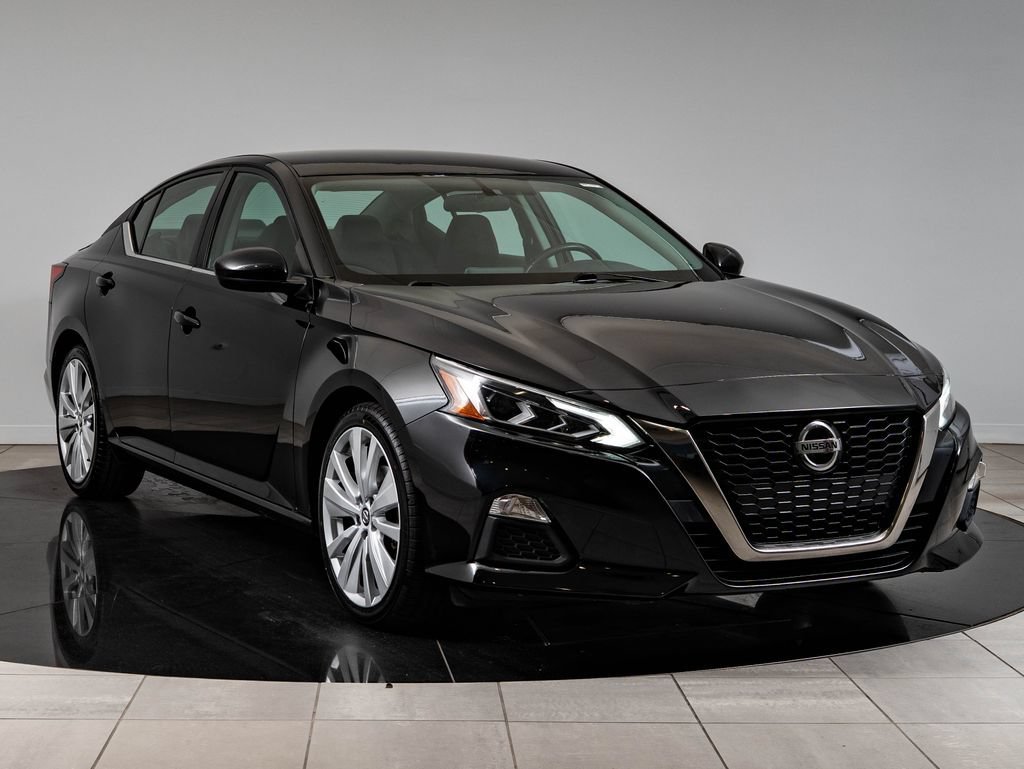 Used 2019 Super Black Nissan 2.5 SR image 12