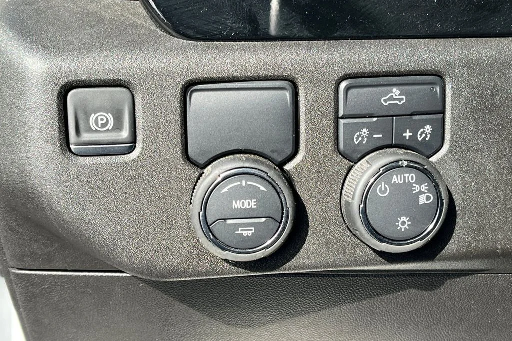 Used 2025 White Chevrolet LT image 35