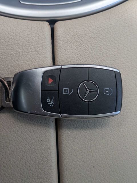 Used 2022  Mercedes-Benz GLC 300 image 32