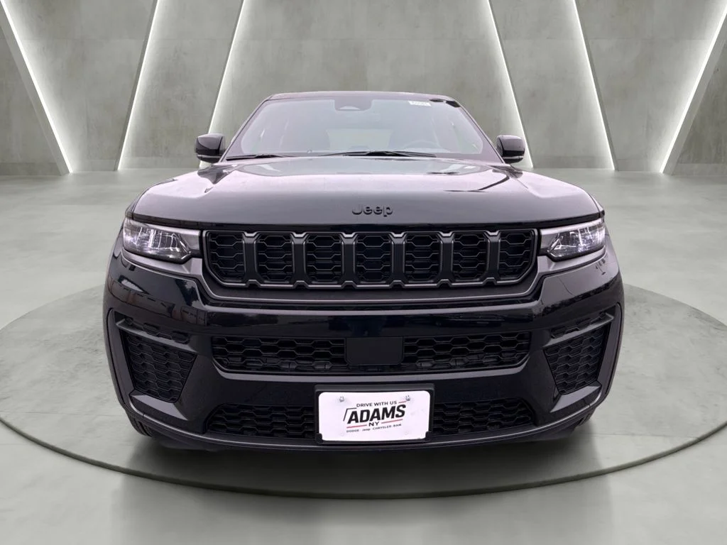 New 2026 Diamond Black Crystal Pearlcoat Jeep Altitude image 8