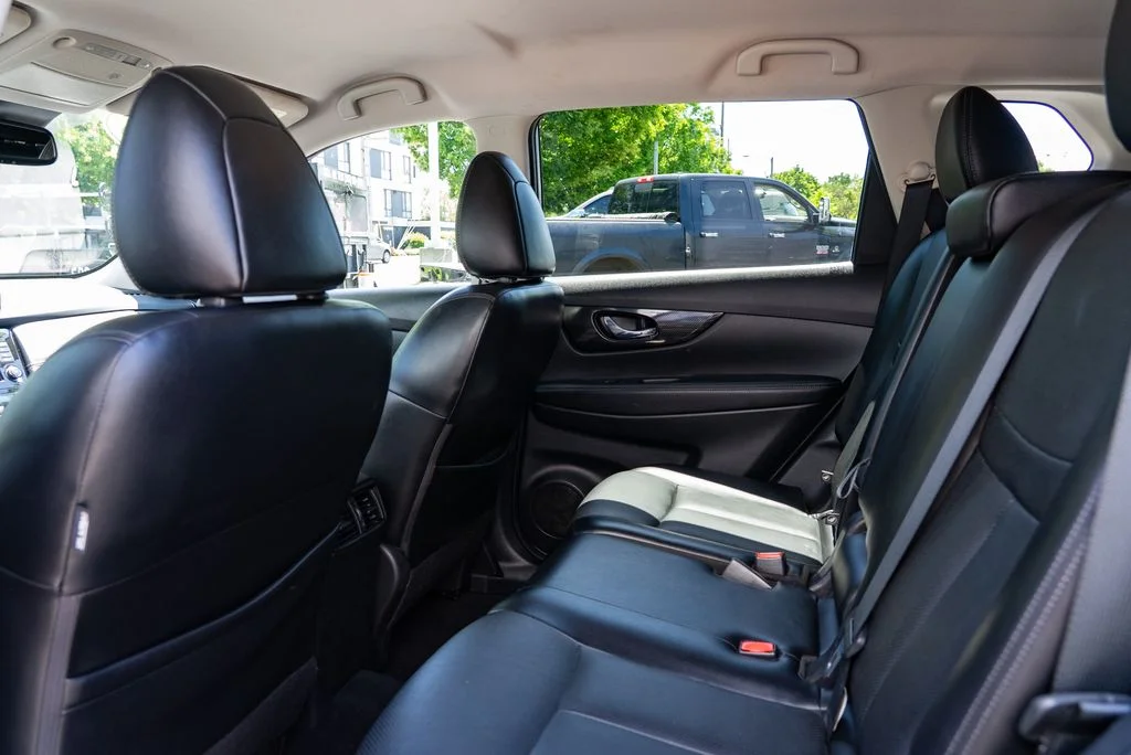 Used 2018 Silver Nissan SL image 22
