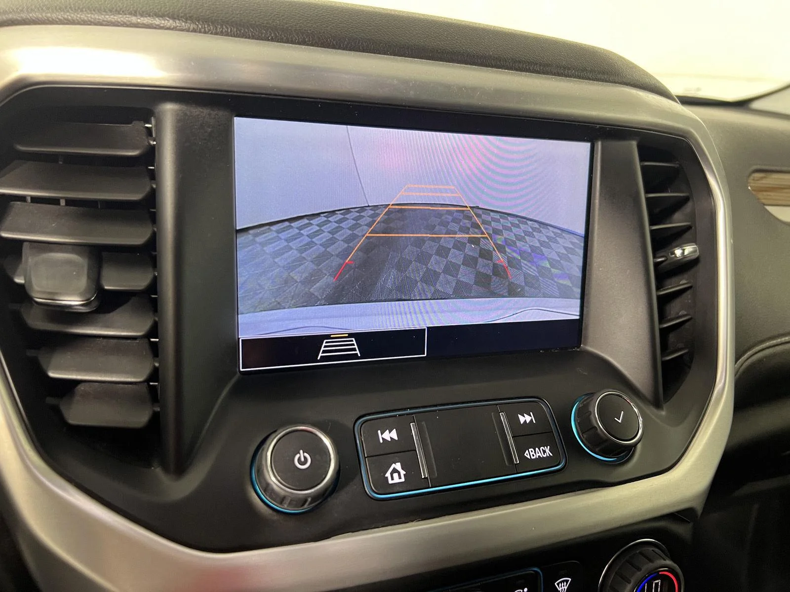 Used 2020 SUMMIT WHITE GMC SLE image 18