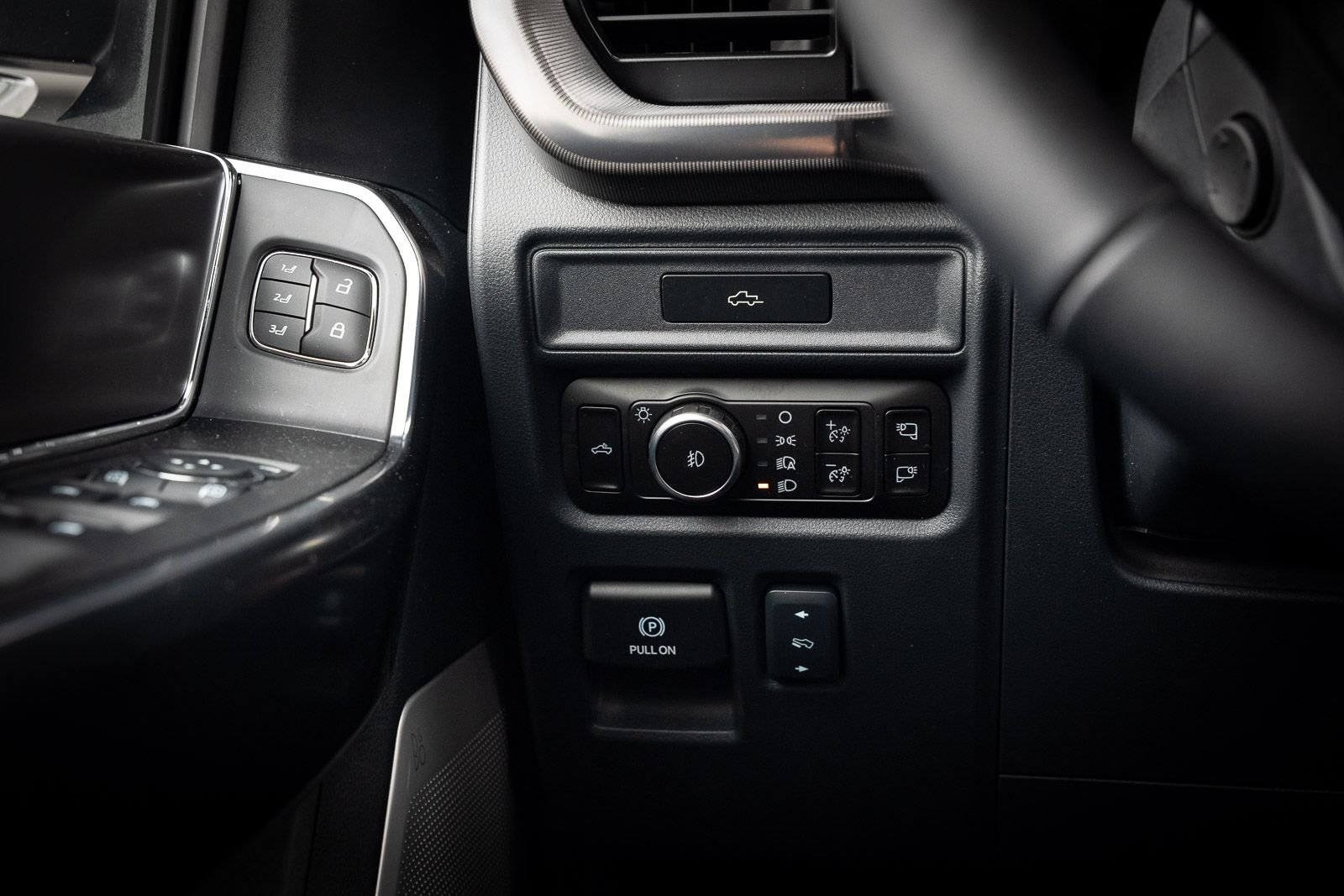 New 2026 Star White Metallic Tri-Coat Ford Platinum® image 22