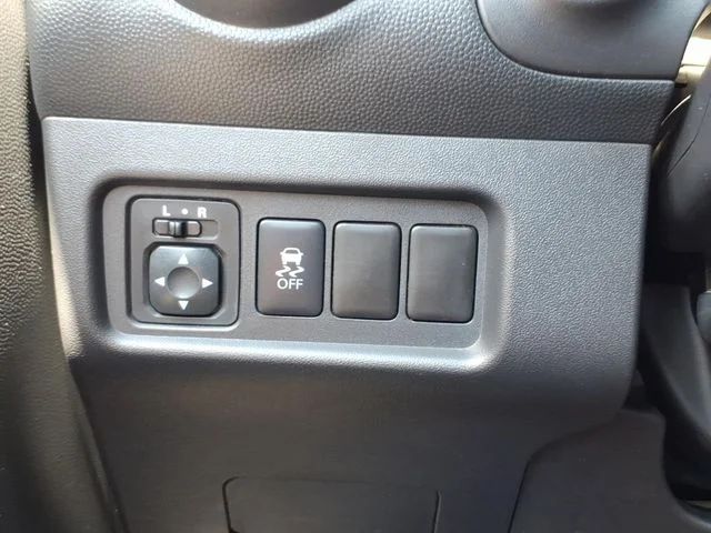 Used 2020 White Mitsubishi ES image 19