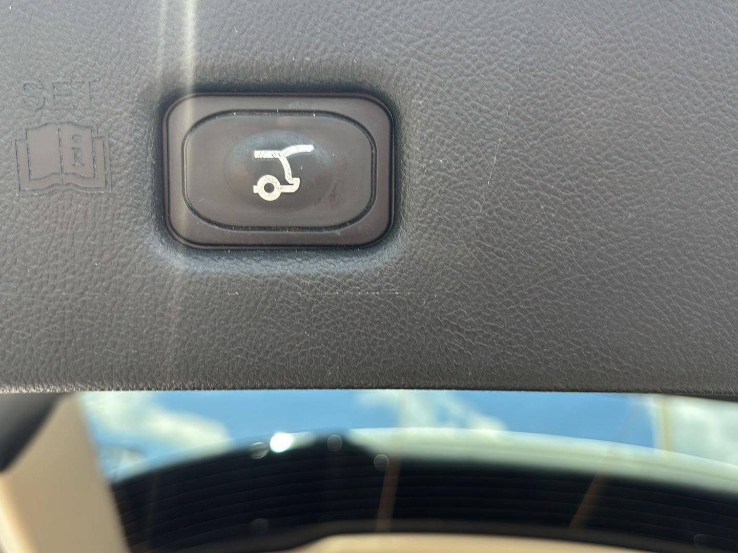 Used 2023 Pristine White Lincoln Standard image 31