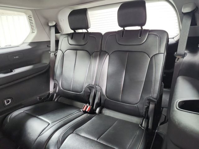Used 2023  Jeep Limited image 13