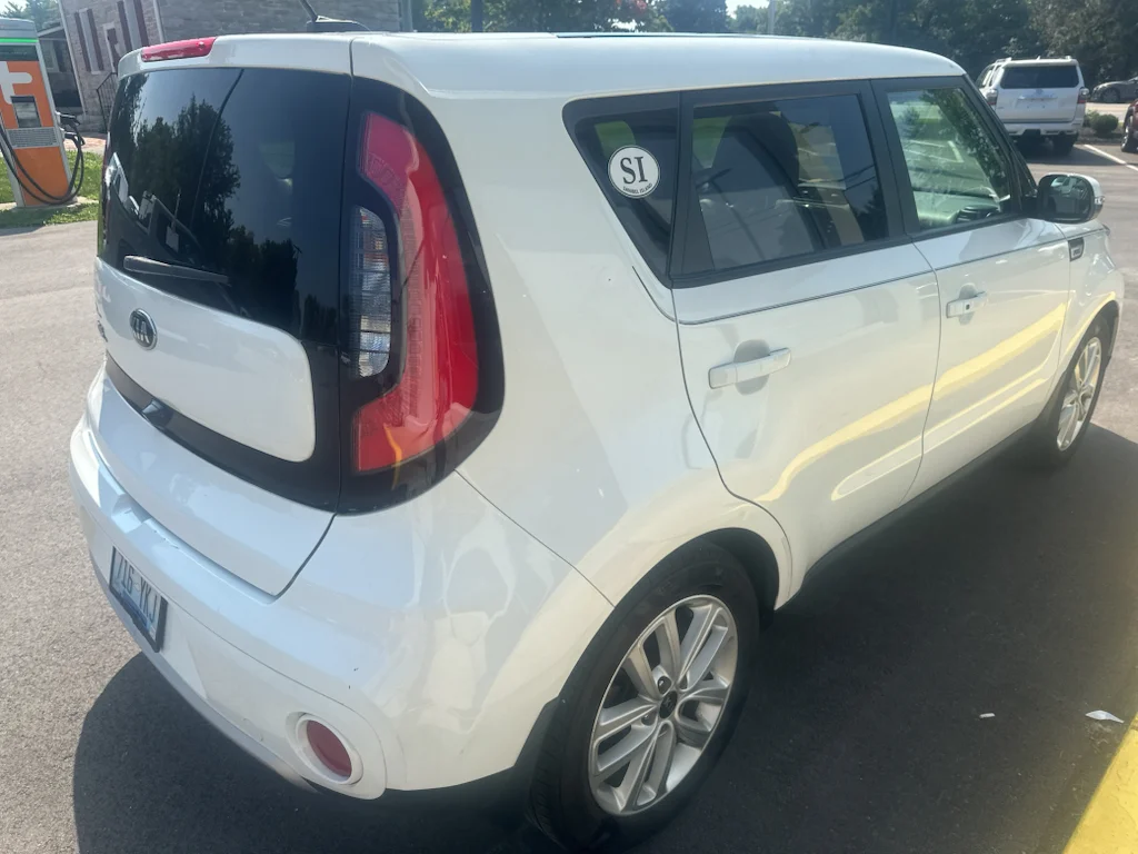 Used 2018 Clear White Kia + image 4