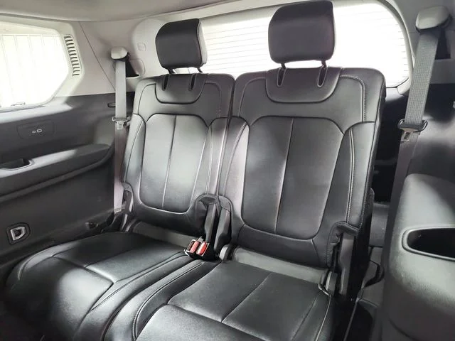 Used 2023  Jeep Limited image 13