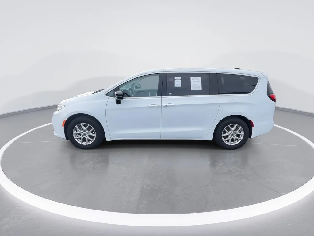 Used 2024 White Chrysler Touring L image 5