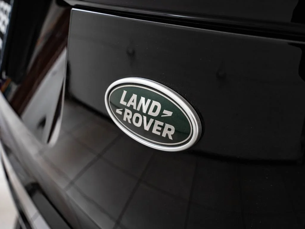 Used 2019 Santorini Black Metallic Land Rover R-Dynamic SE image 18