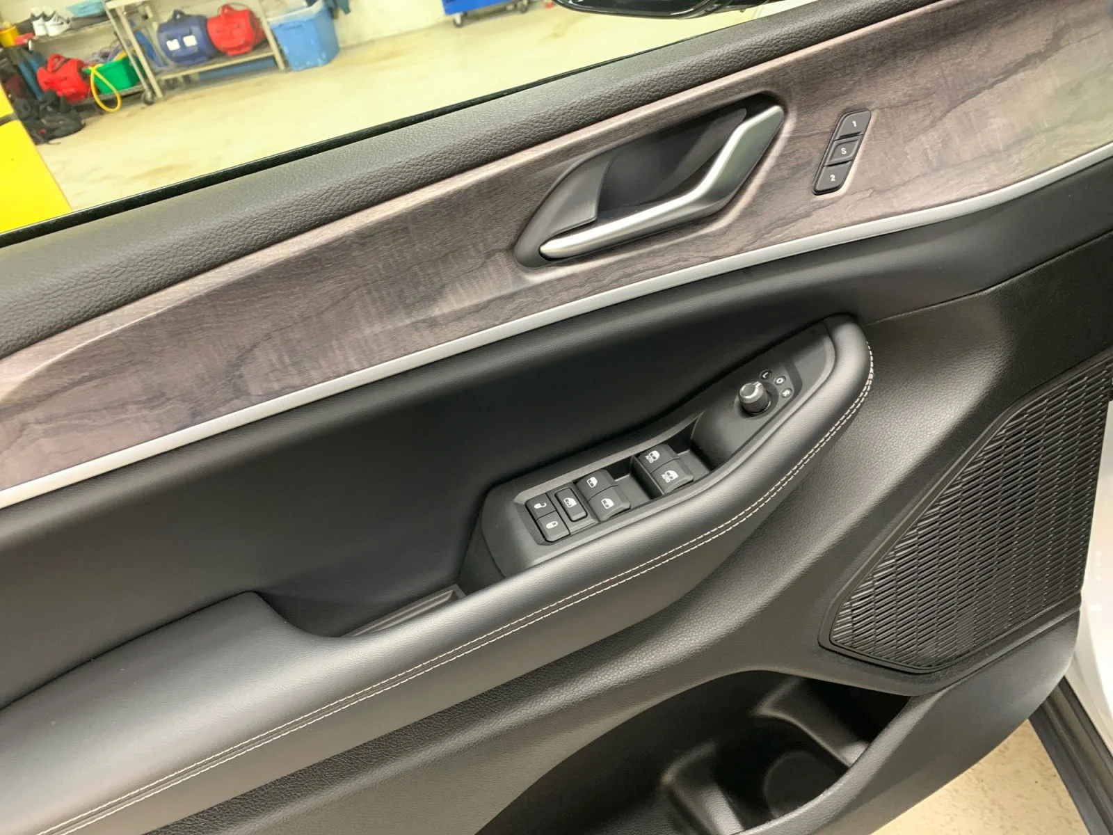 Used 2024 Silver Jeep Limited image 9