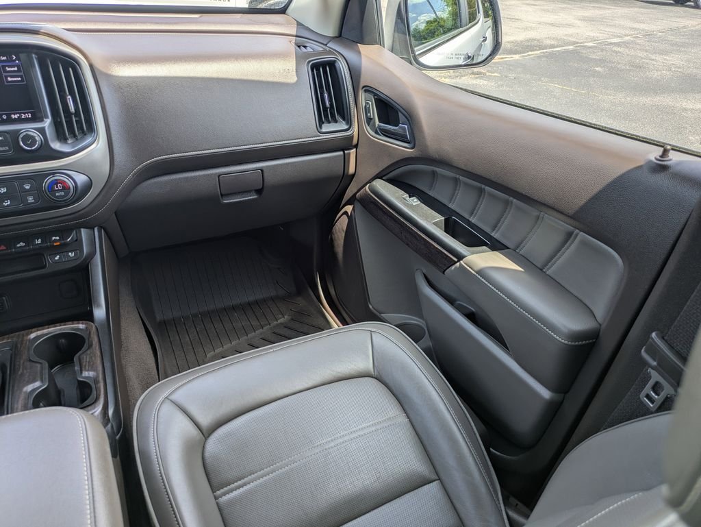 Used 2022 White GMC Denali image 17