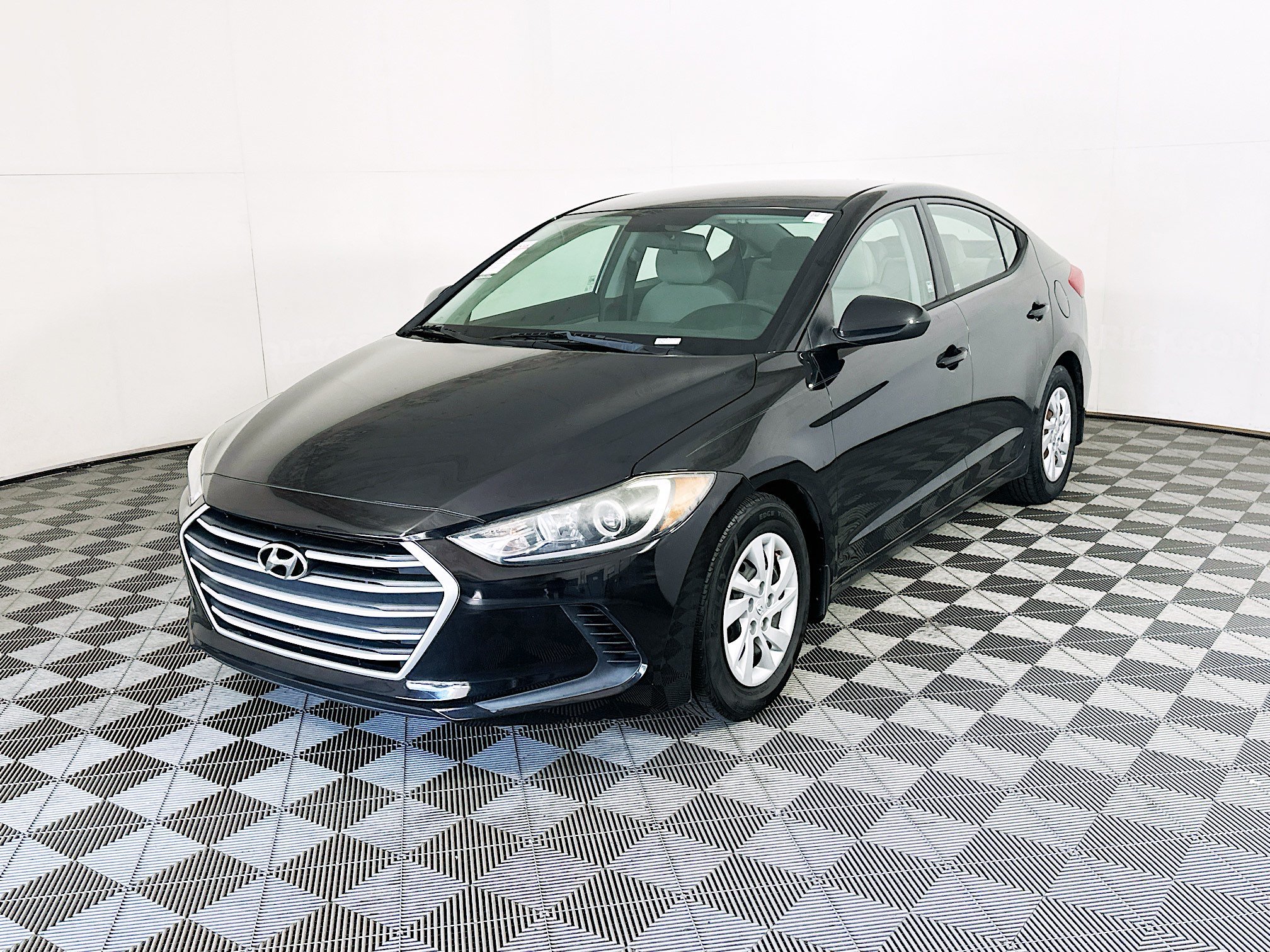 Used 2018 Phantom Black Hyundai SE image 7