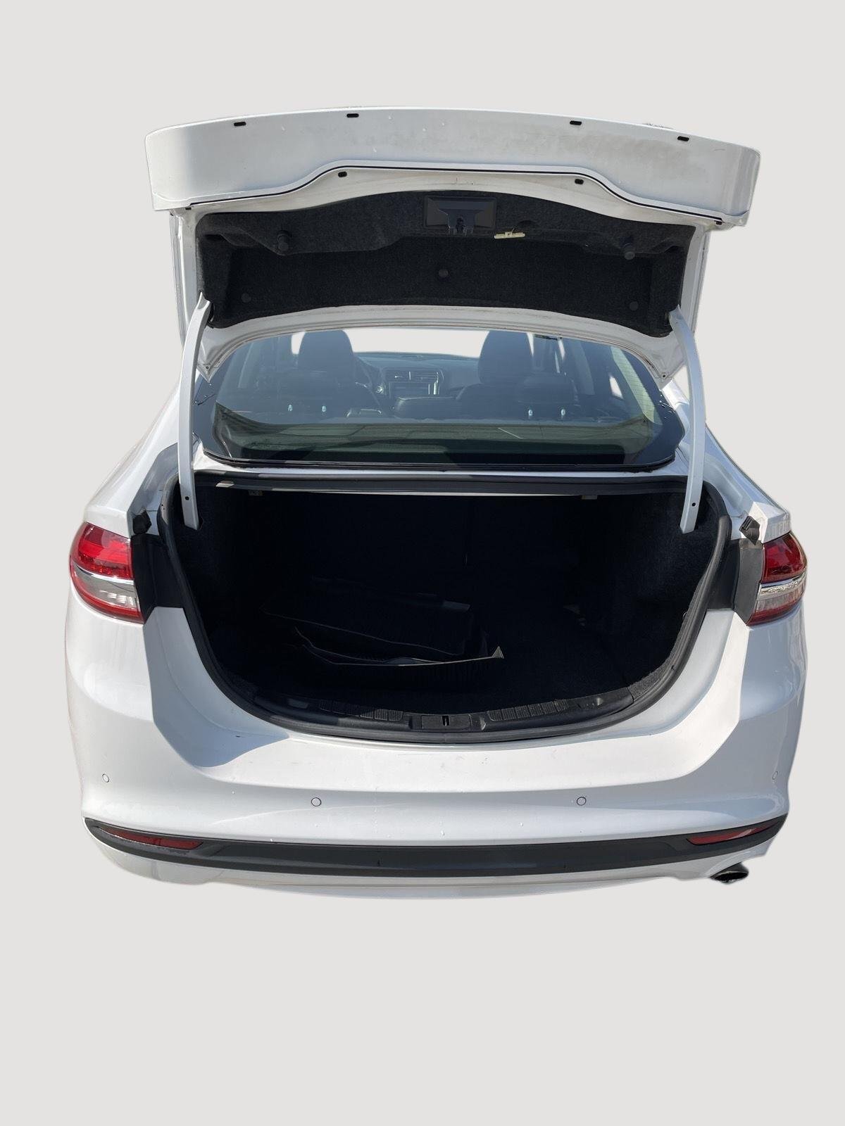 Used 2018 Oxford White Ford SE image 5