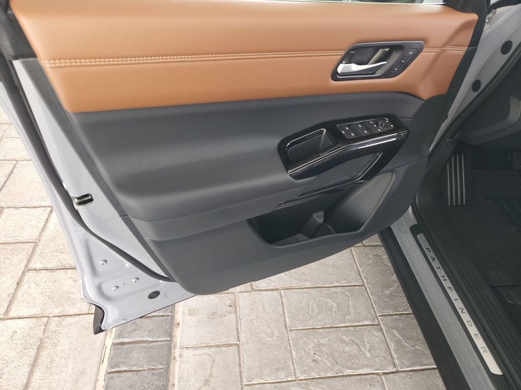 New 2026 Boulder Gray Pearl / Super Black Two-tone Nissan Platinum image 23