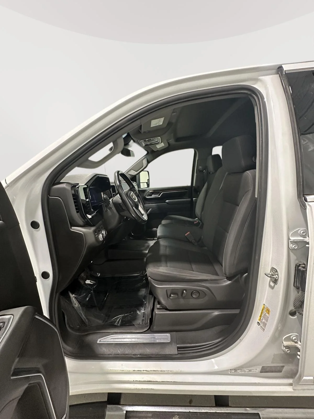 Used 2025 Summit White GMC SLE image 16