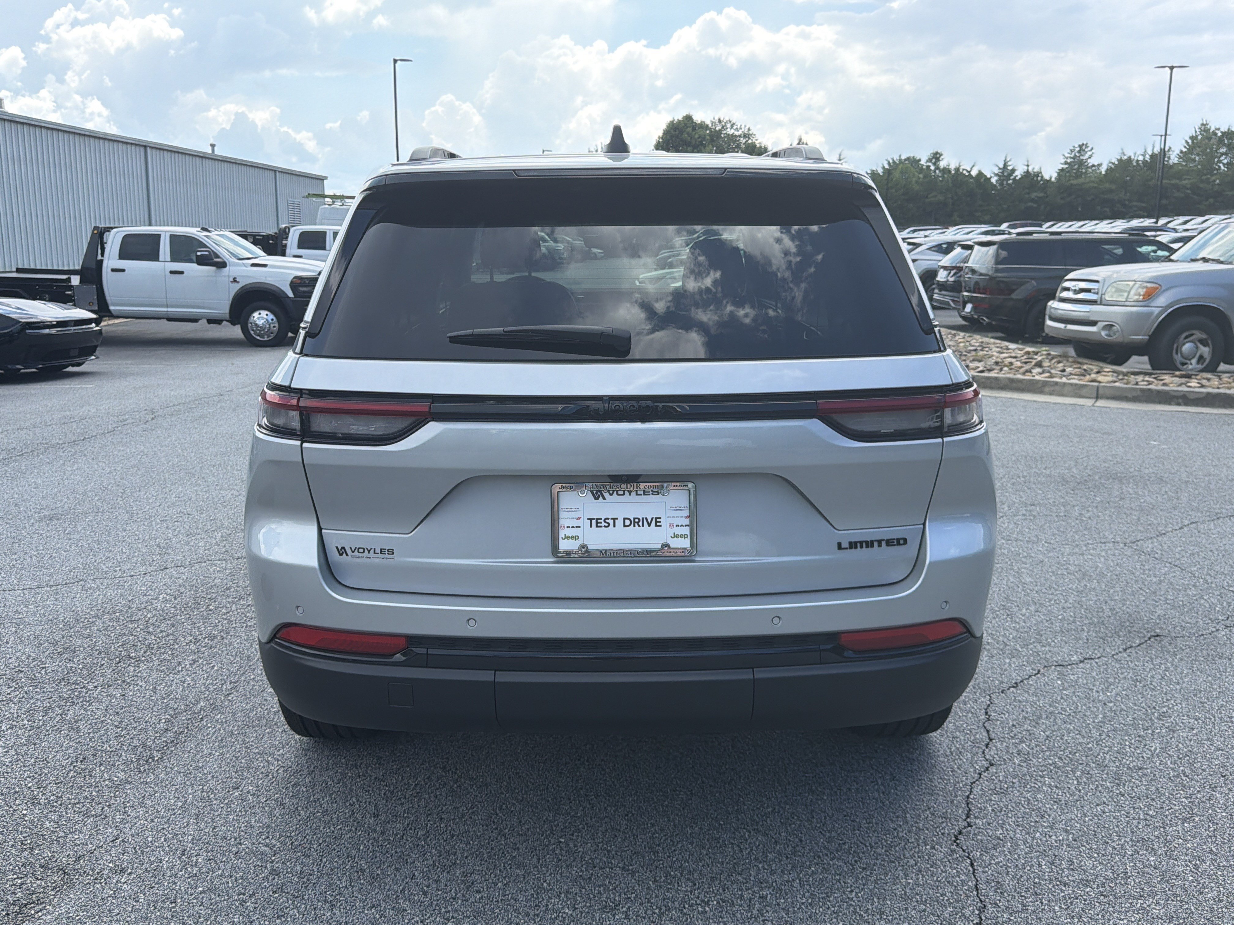 New 2025 Silver Zynith Exterior Paint Jeep Limited image 7