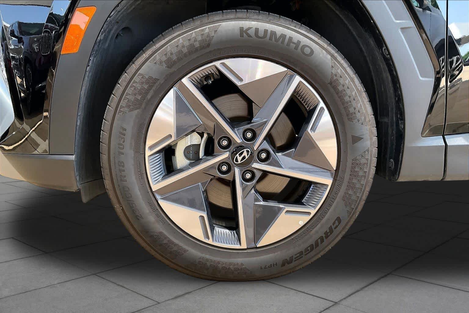 Used 2025 Phantom Black Hyundai SEL image 12