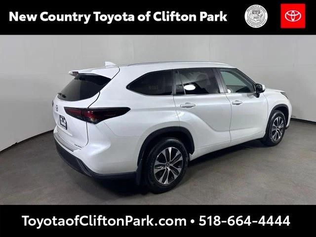 Used 2025 Beige Toyota XLE image 3