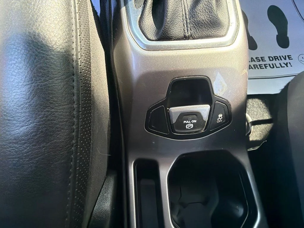 Used 2018 Silver Jeep Limited image 27