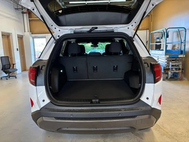 New 2027 Summit White GMC Elevation image 17