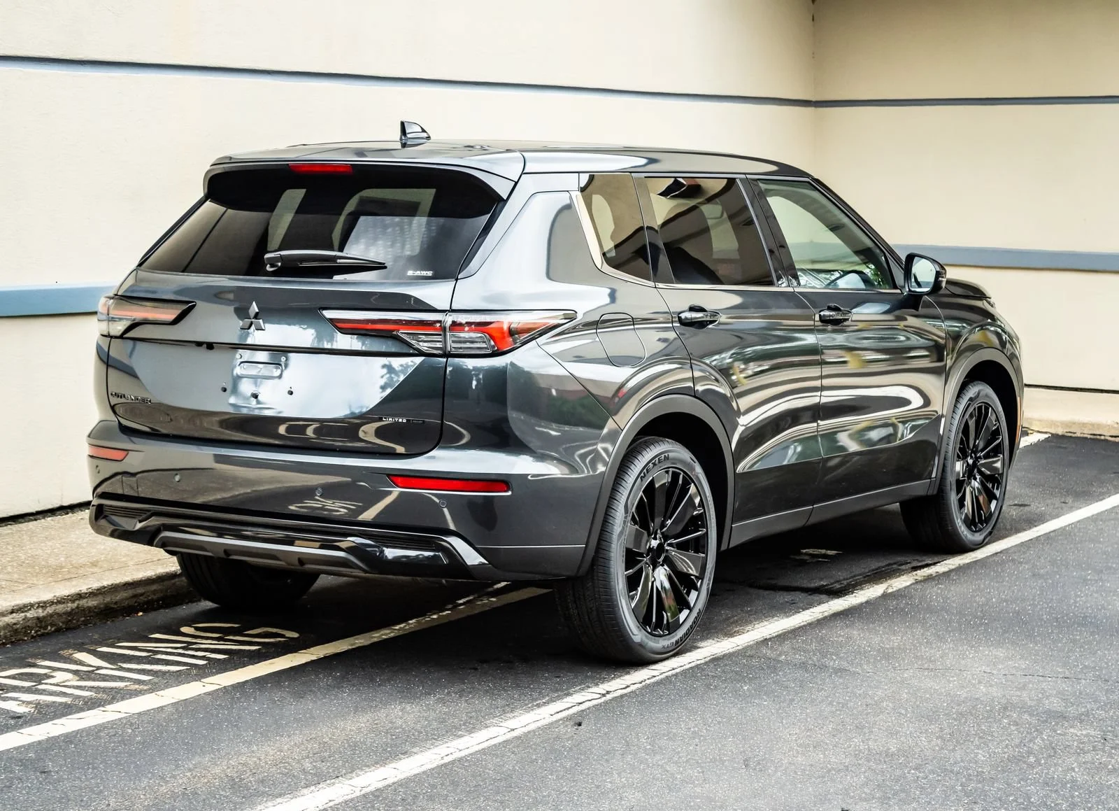 New 2026 Gray Mitsubishi LE image 7