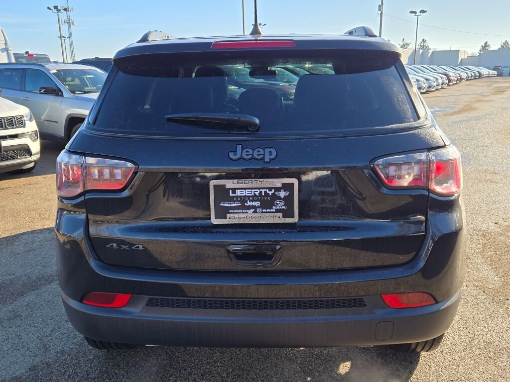New 2026 Diamond Black Crystal Pearl-Coat Exterior Paint Jeep Latitude image 14