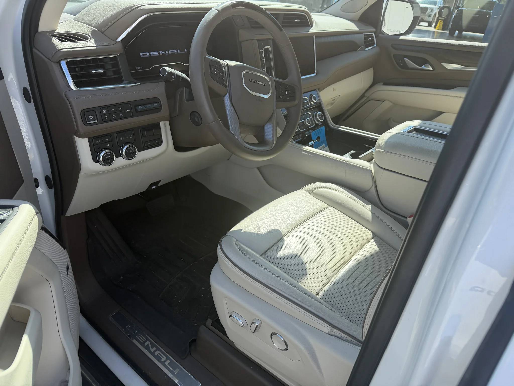 Used 2024 White Frost Tricoat GMC Denali image 5