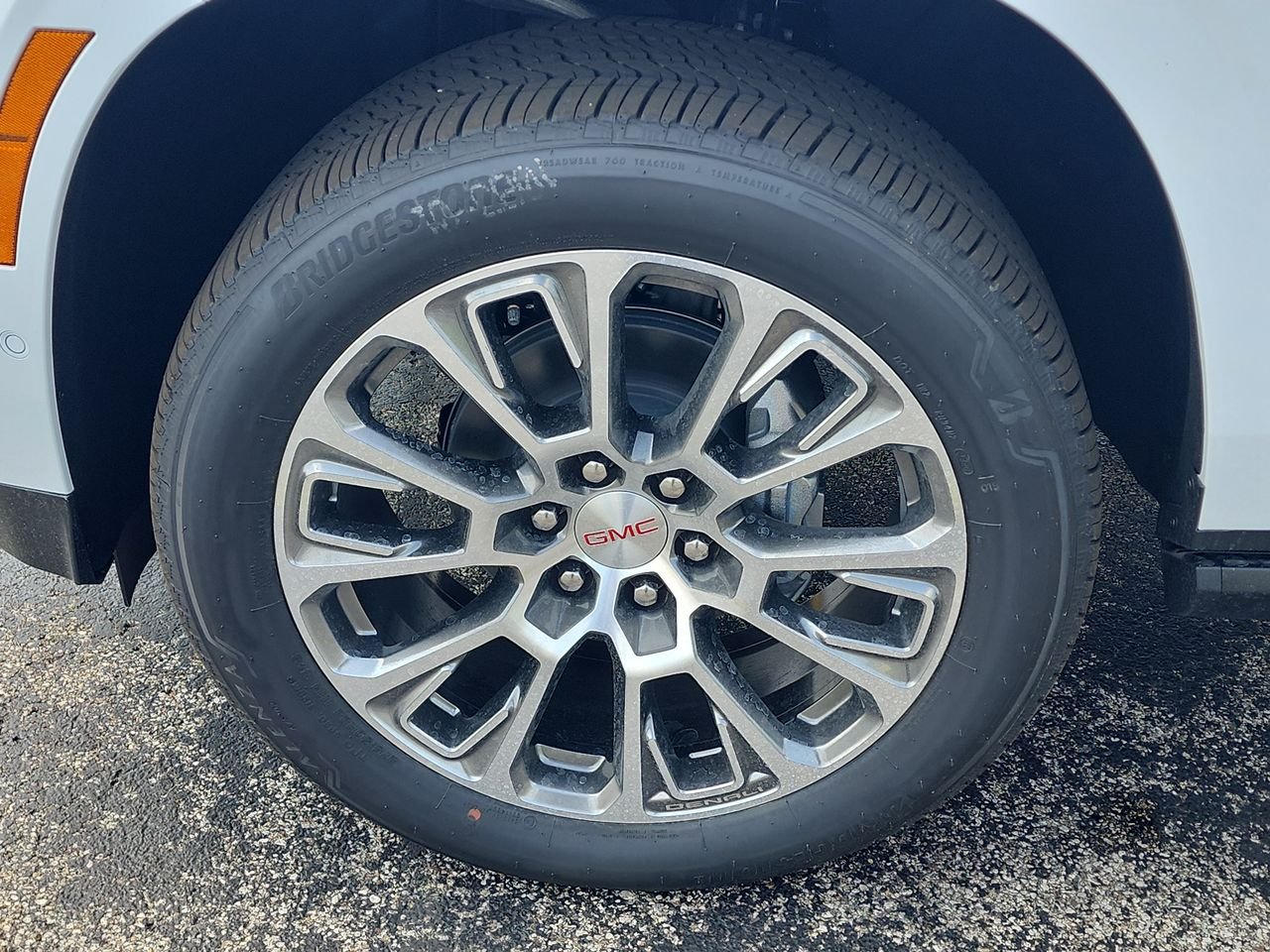 2026 GMC Yukon Denali - Photo 10