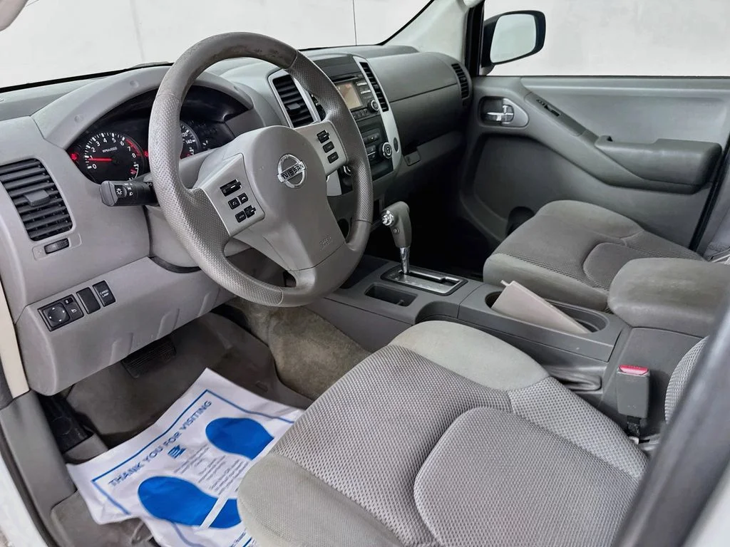 Used 2014 Glacier White Nissan SV image 10