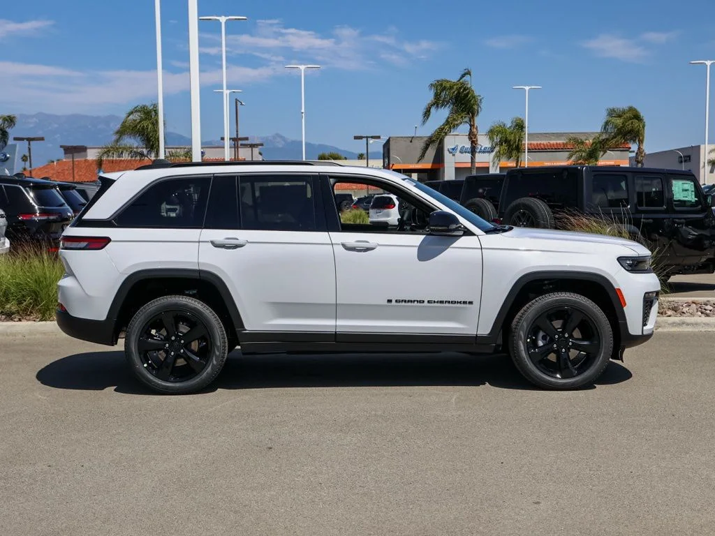New 2026 Bright White Clear-Coat Exterior Paint Jeep Limited image 2