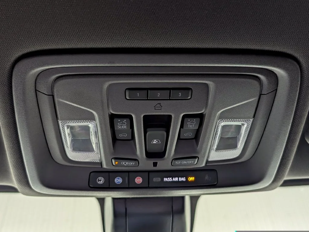 Used 2022 White Frost Tricoat GMC Denali image 9