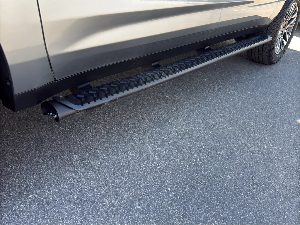 Used 2025 Gray Chevrolet Z71 image 35