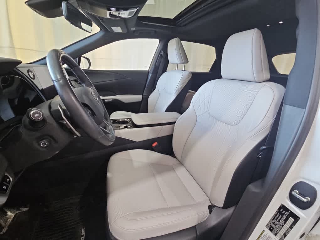 Used 2023 Eminent White Pearl Lexus Premium image 10