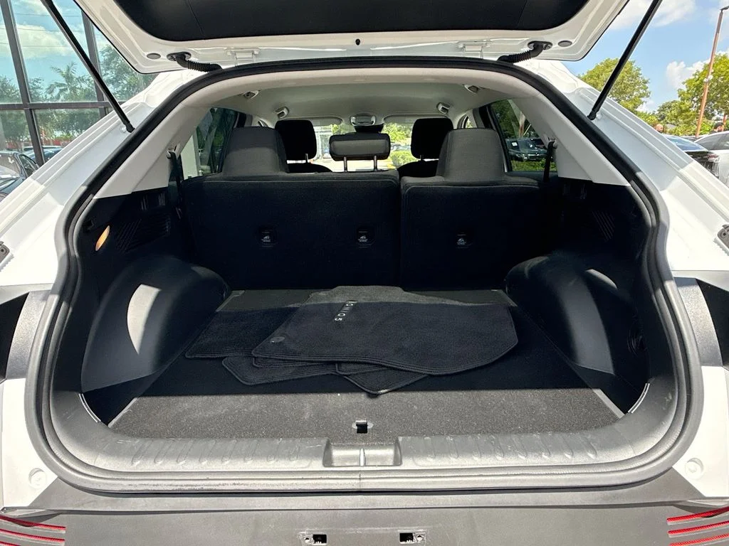 Used 2023 White Hyundai SE image 26