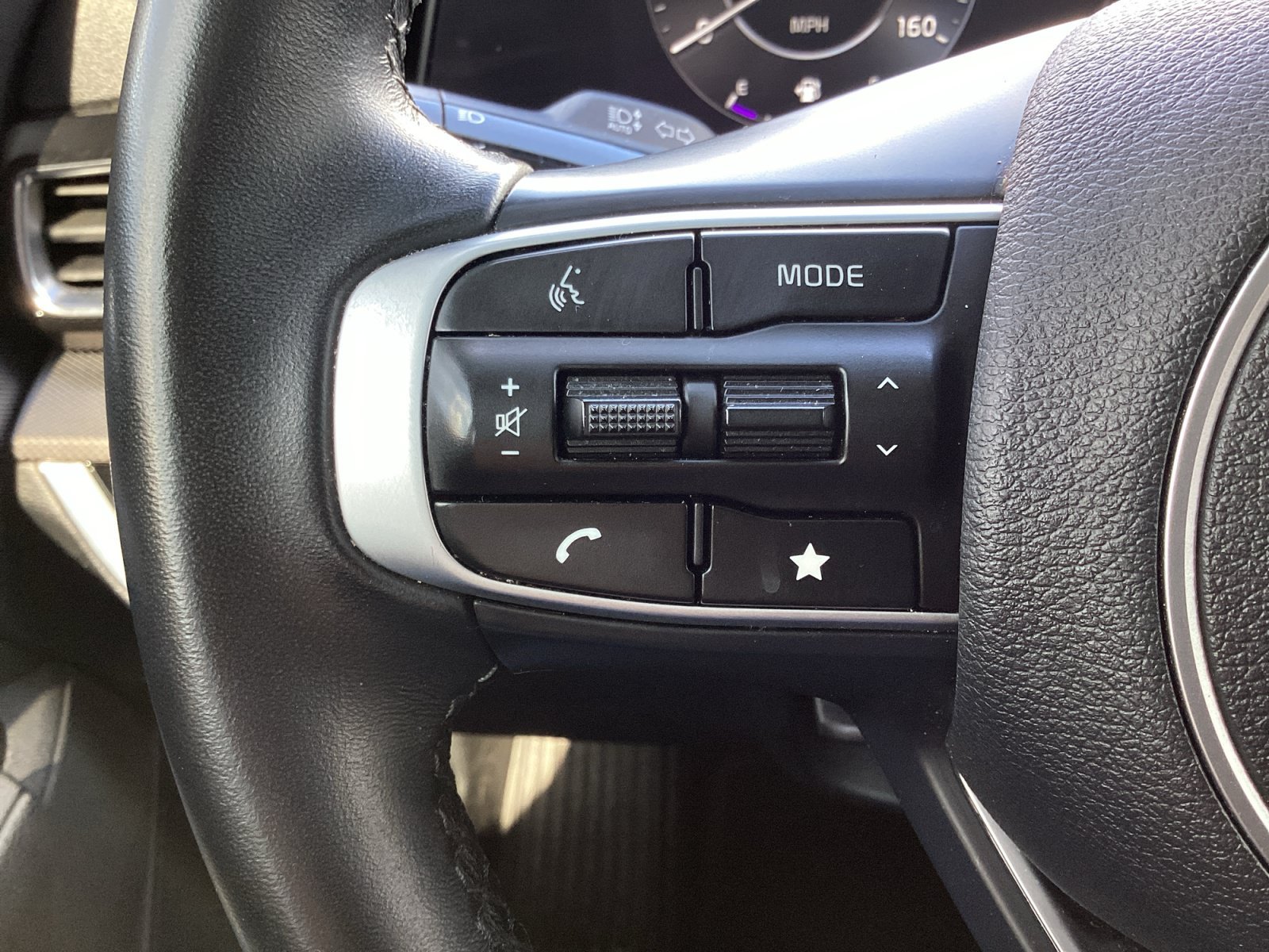 Used 2023 White Kia SX image 19