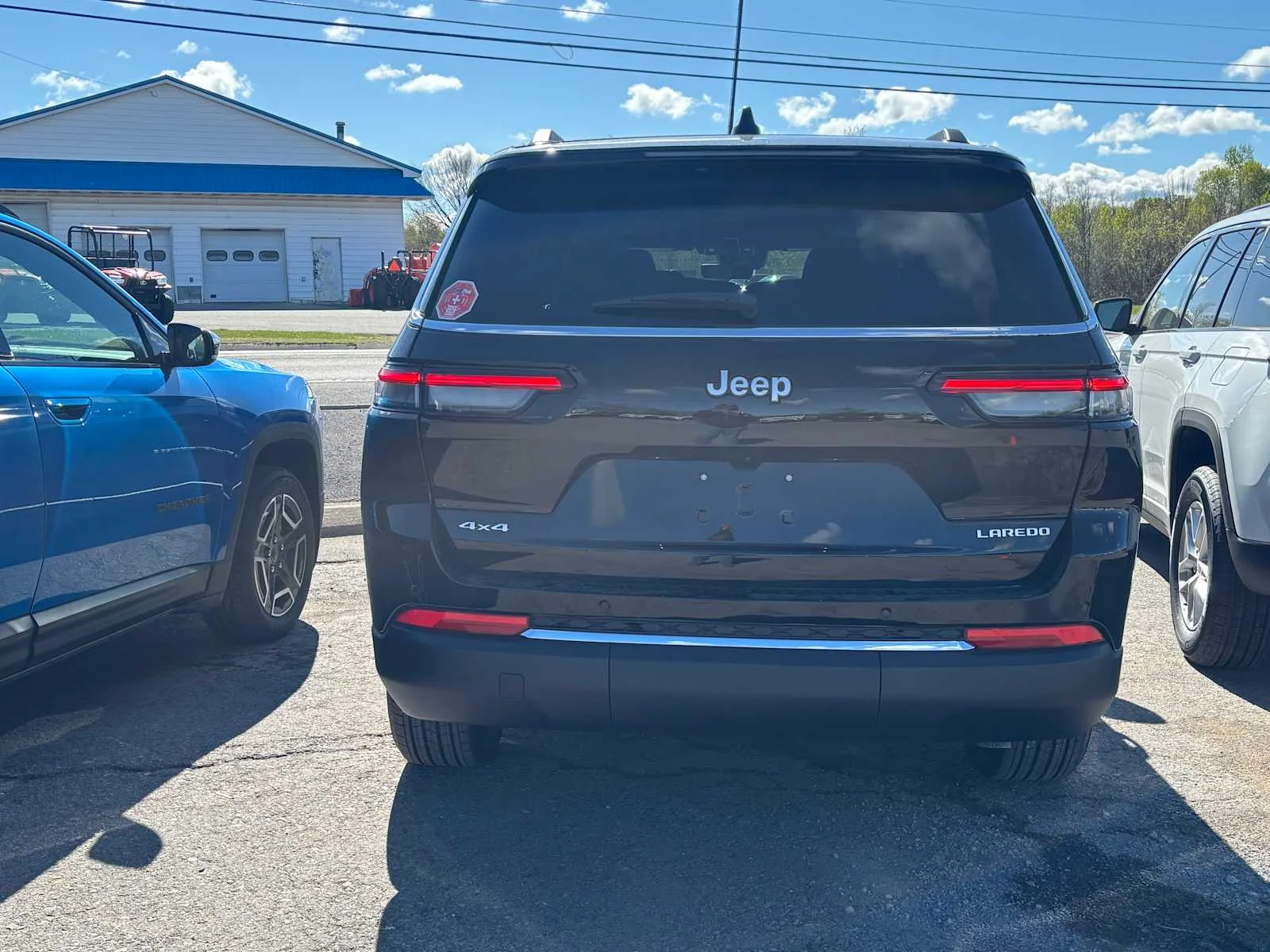 New 2026 Diamond Black Crystal Pearl-Coat Exterior Paint Jeep Laredo X image 2