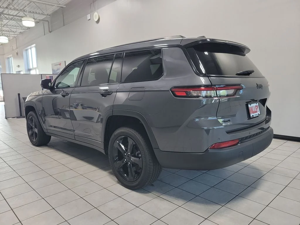 Used 2024 Gray Jeep Altitude X image 10