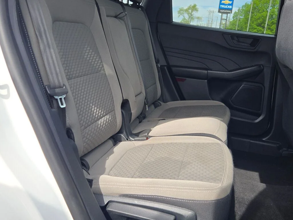 Used 2022 White Ford SE image 9