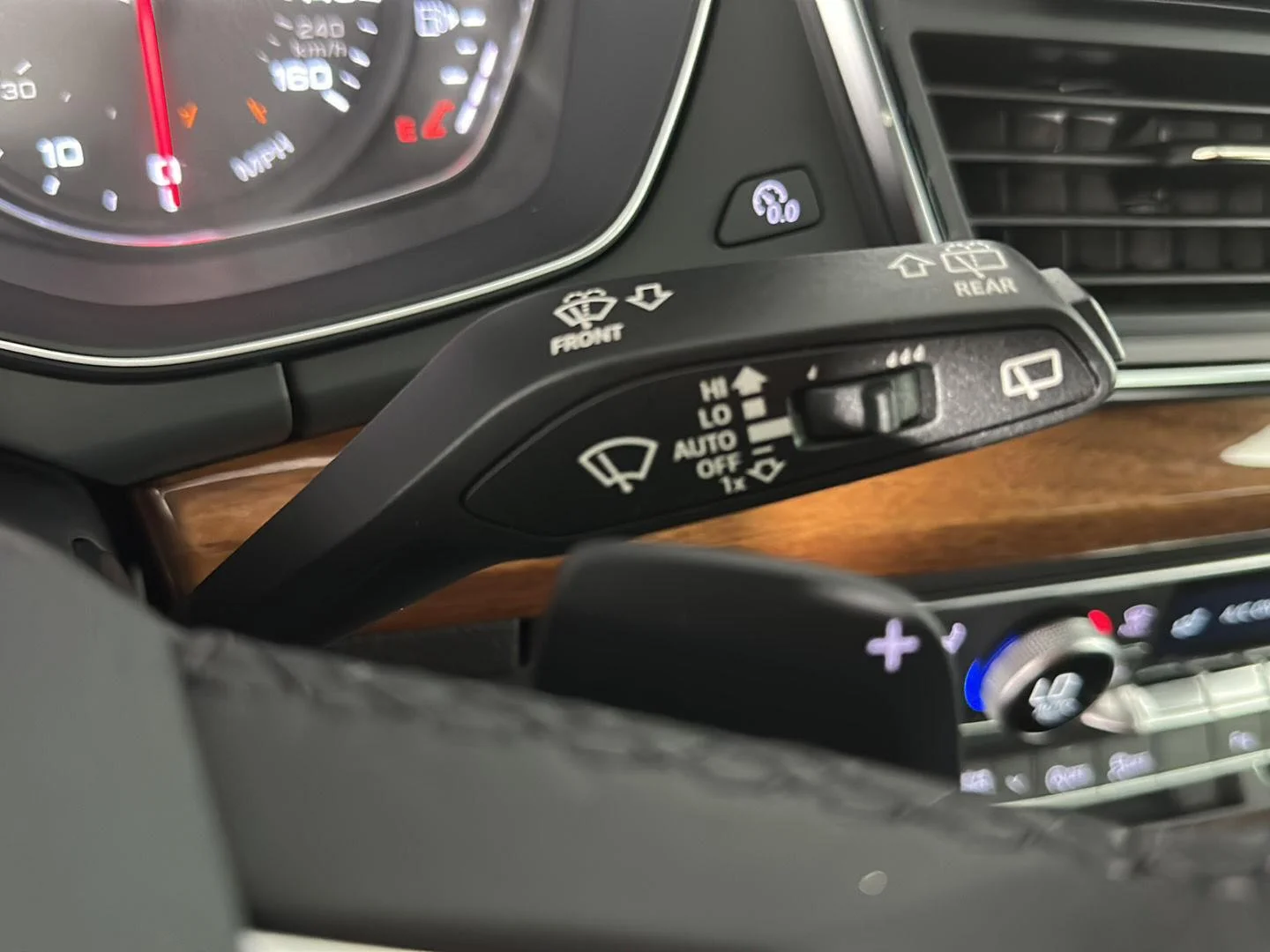 Used 2023 Daytona Gray Pearl Effect Audi S line Premium image 24